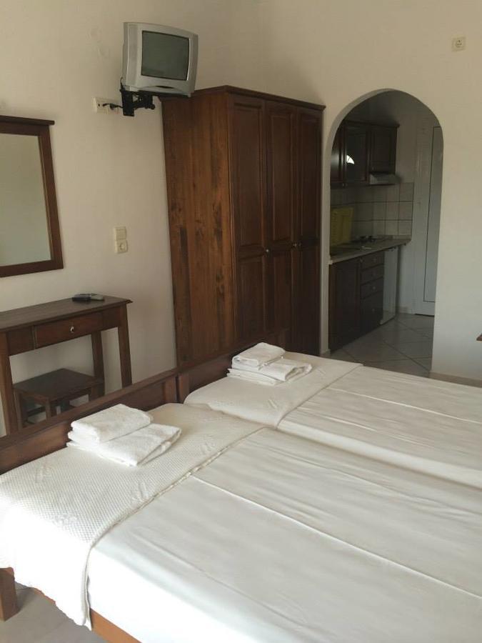 Gogas Palace Aparthotel Ammoudia Exterior photo
